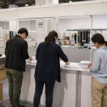 海外展会布展与市场进入准备的工作场景