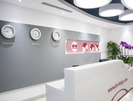 语言桥官网展示的公司前台场景