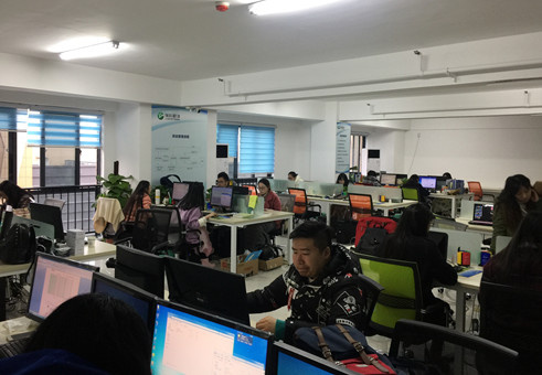 瑞科官网展示的审校部办公场景